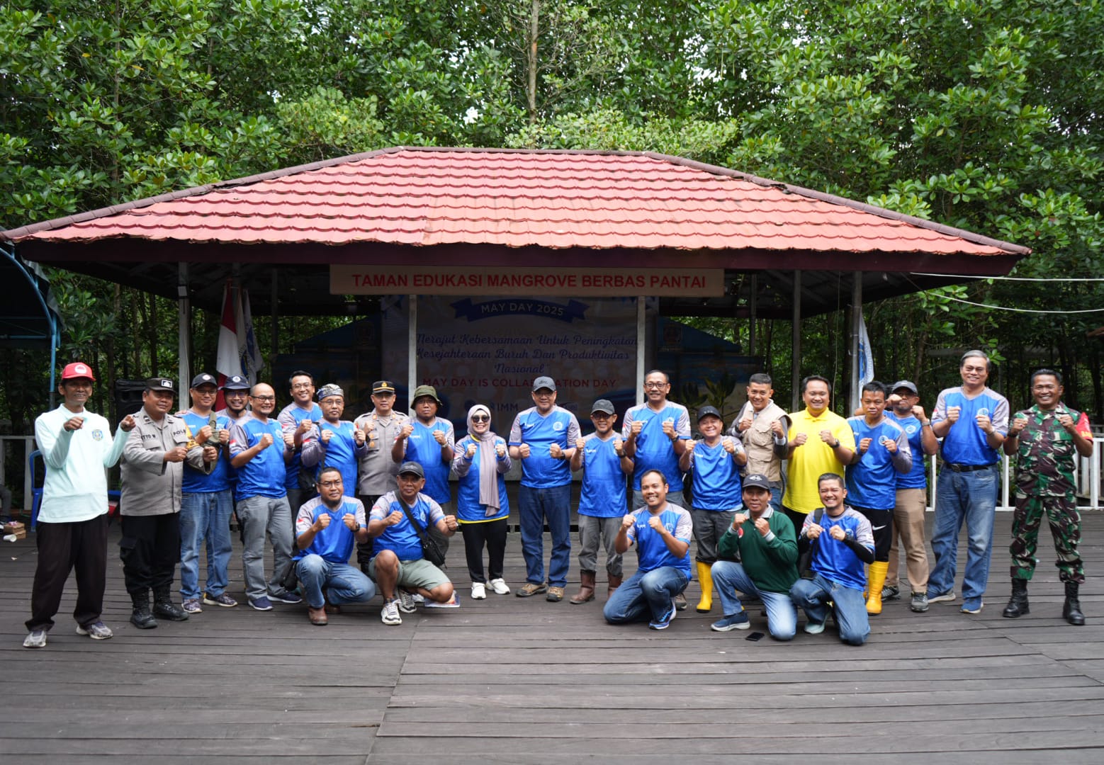 Aksi Solidaritas May Day: Buruh PK FPE KSBSI-IMM Gelar Bersih-Bersih Mangrove Pesisir Berbas Pantai