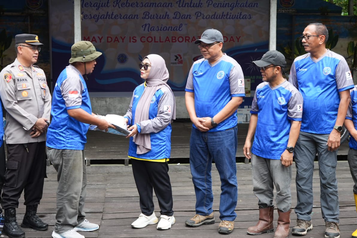 Aksi Solidaritas May Day: Buruh PK FPE KSBSI-IMM Gelar Bersih-Bersih Mangrove Pesisir Berbas Pantai