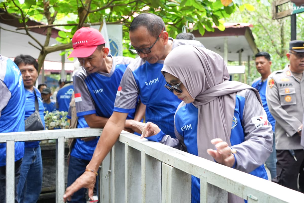 Aksi Solidaritas May Day: Buruh PK FPE KSBSI-IMM Gelar Bersih-Bersih Mangrove Pesisir Berbas Pantai