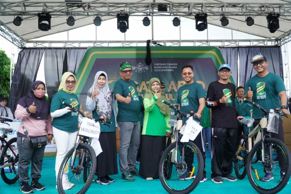 Puncak Peringatan Satu Abad NU, PBNU Bontang Gelar Jalan Sehat.