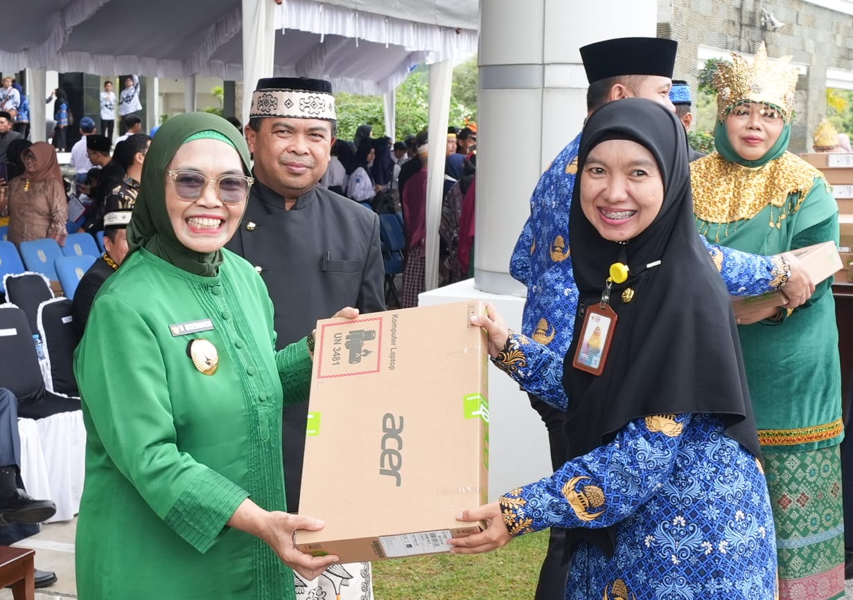KADO SPESIAL HARDIKNAS! Wali Kota Serahkan Ratusan Laptop untuk Guru Negeri, Siapkan Era Digital Pendidikan.