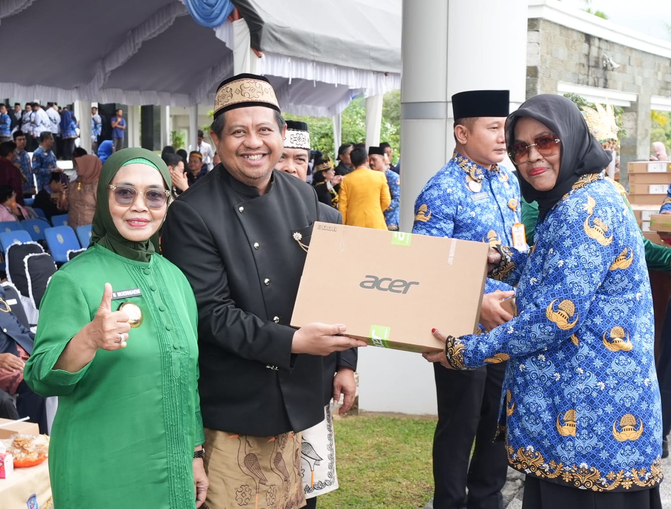 KADO SPESIAL HARDIKNAS! Wali Kota Serahkan Ratusan Laptop untuk Guru Negeri, Siapkan Era Digital Pendidikan.