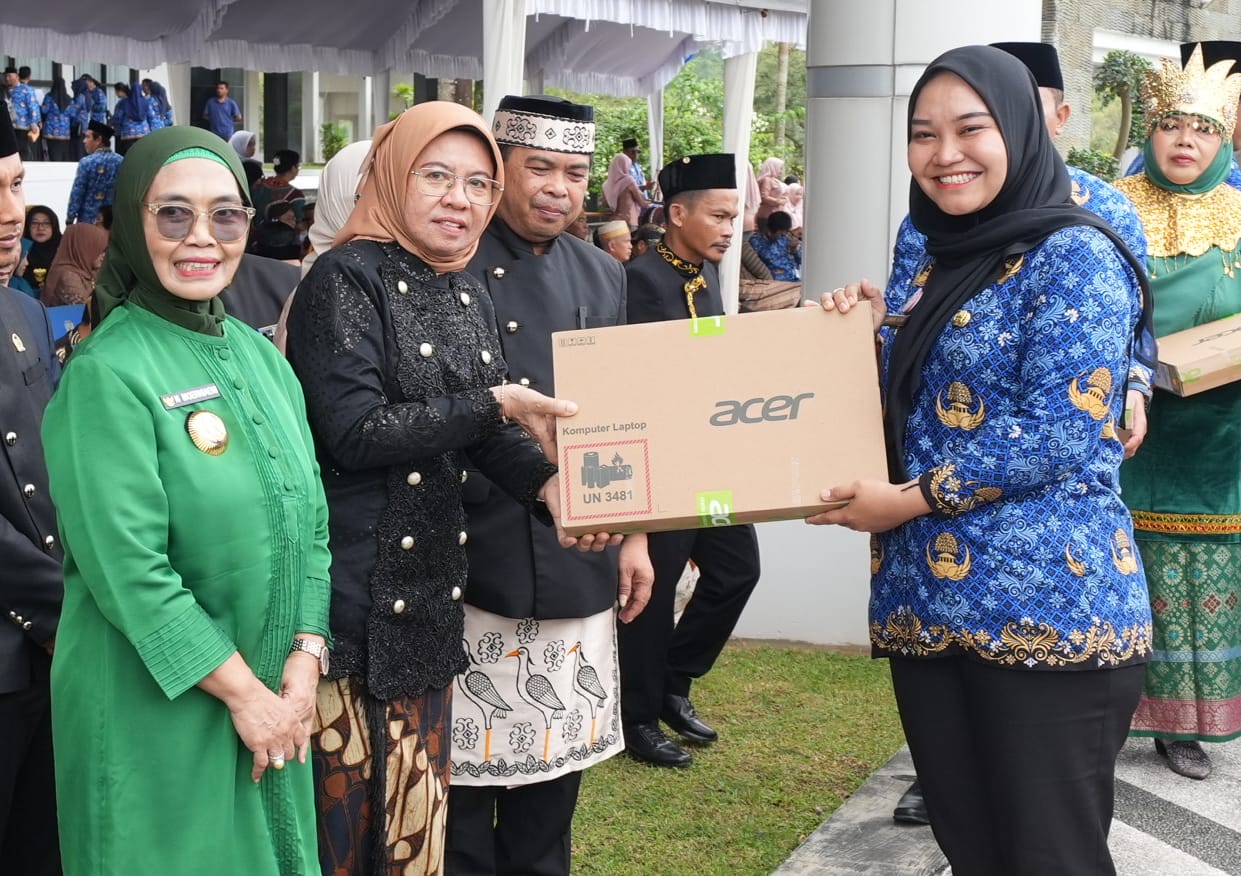 KADO SPESIAL HARDIKNAS! Wali Kota Serahkan Ratusan Laptop untuk Guru Negeri, Siapkan Era Digital Pendidikan.