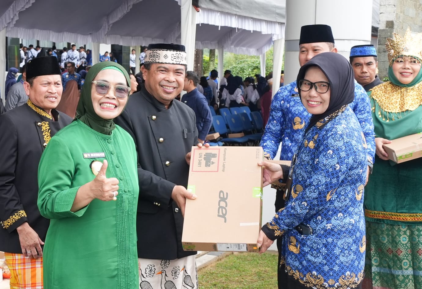 KADO SPESIAL HARDIKNAS! Wali Kota Serahkan Ratusan Laptop untuk Guru Negeri, Siapkan Era Digital Pendidikan.