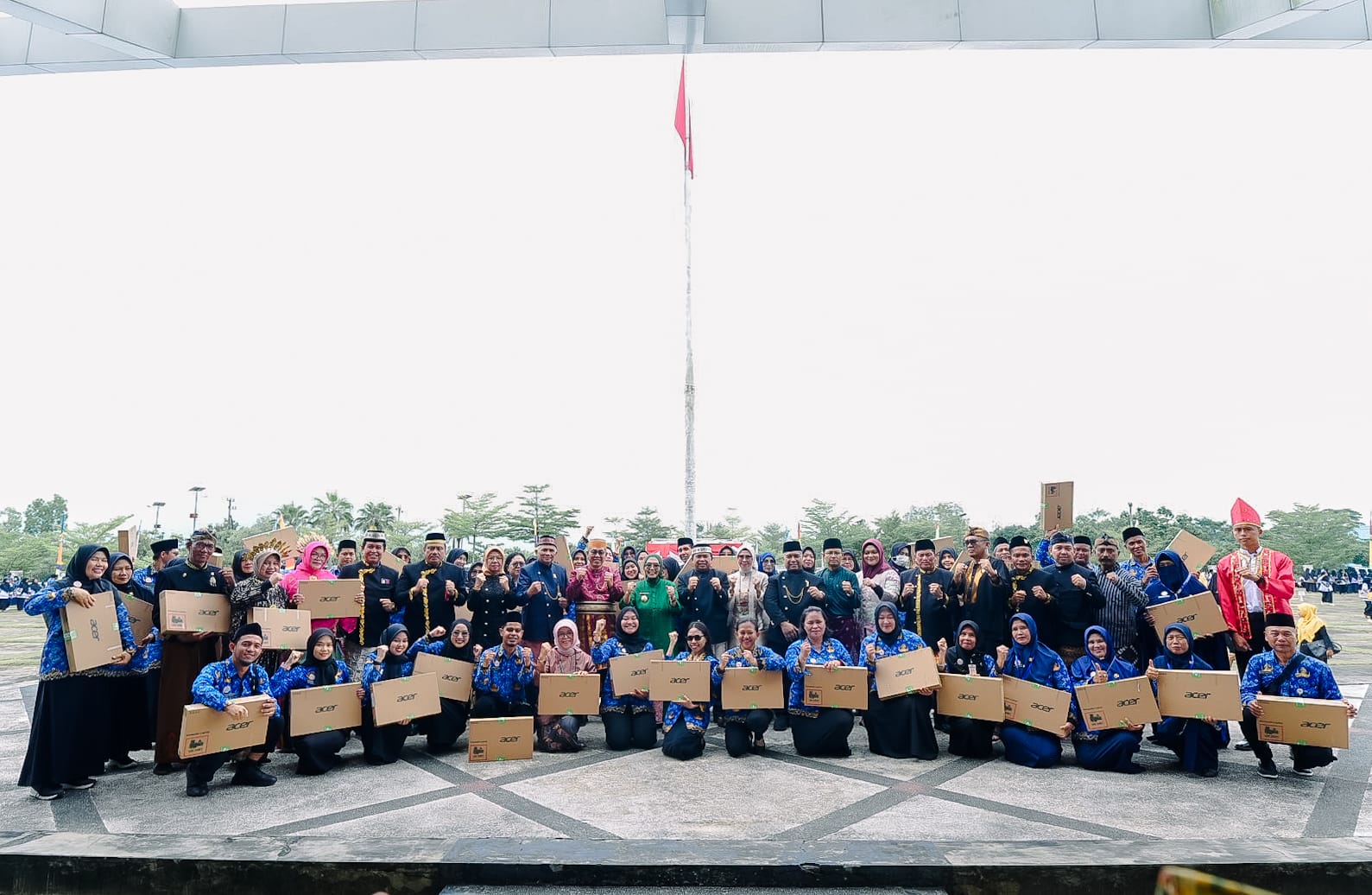 KADO SPESIAL HARDIKNAS! Wali Kota Serahkan Ratusan Laptop untuk Guru Negeri, Siapkan Era Digital Pendidikan.