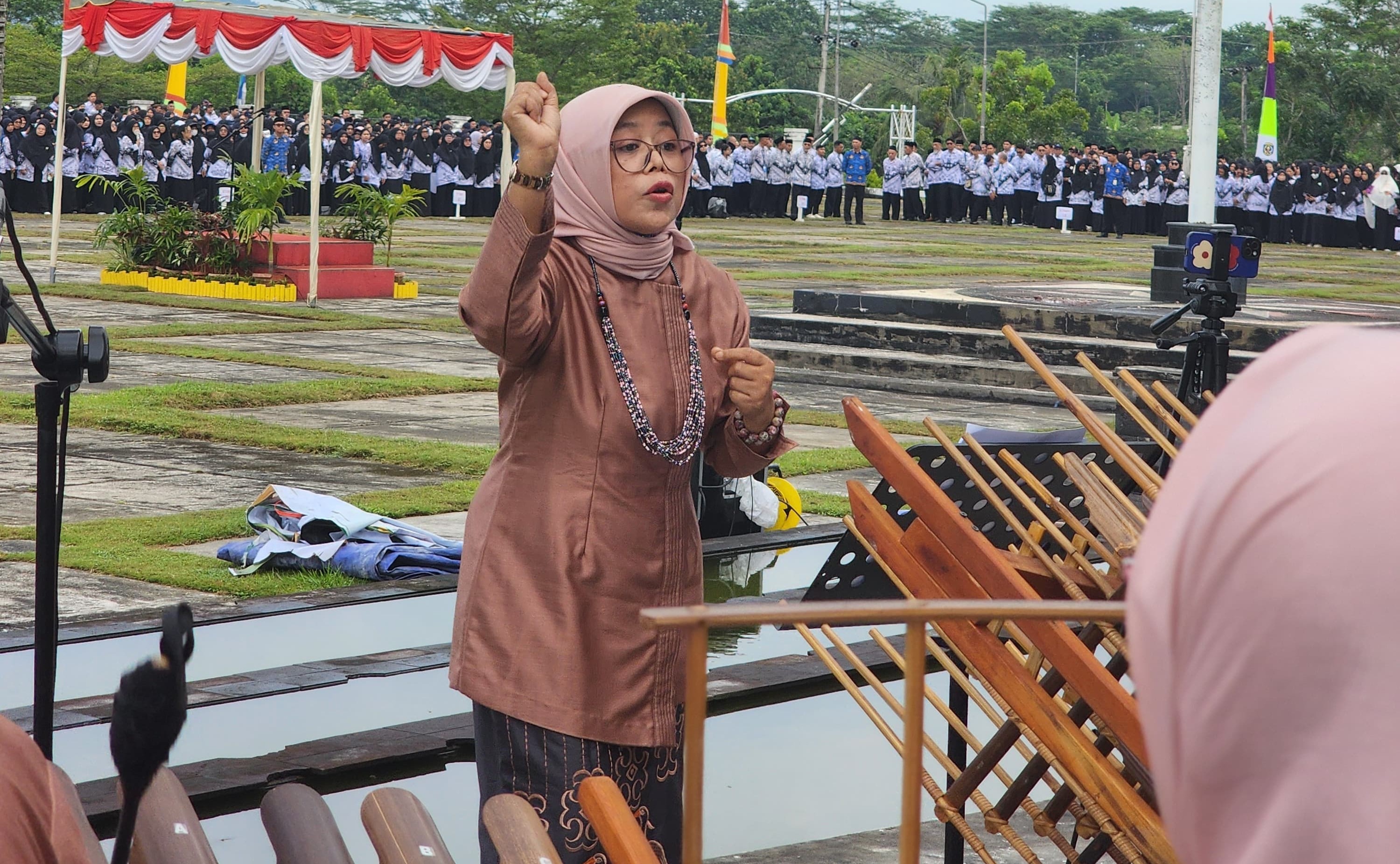Angklung "RUNGKAD" Guru SD 011 BS Hebohkan Hardiknas Bontang, Bunda Neni Turut Bergoyang