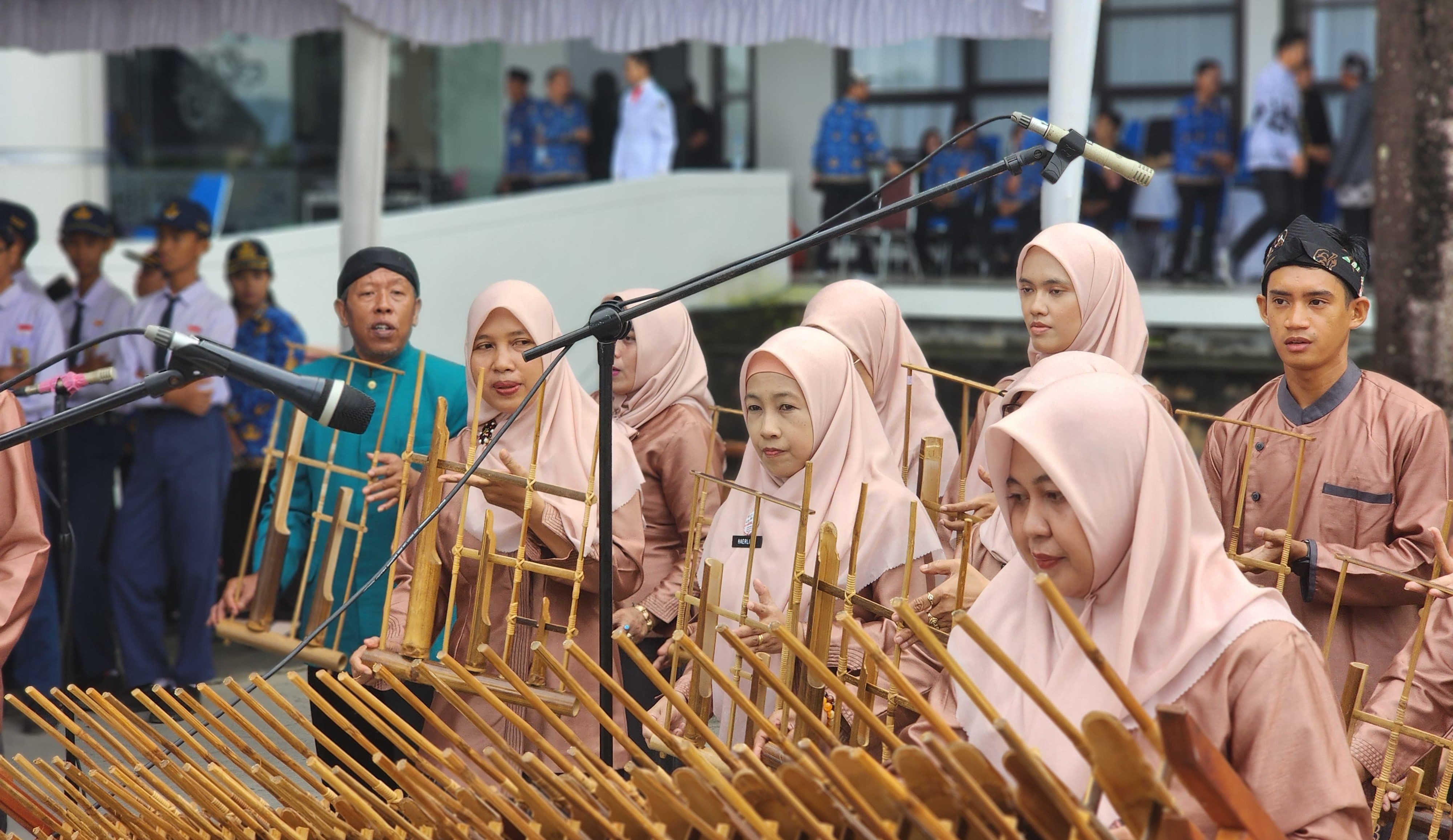 Angklung "RUNGKAD" Guru SD 011 BS Hebohkan Hardiknas Bontang, Bunda Neni Turut Bergoyang
