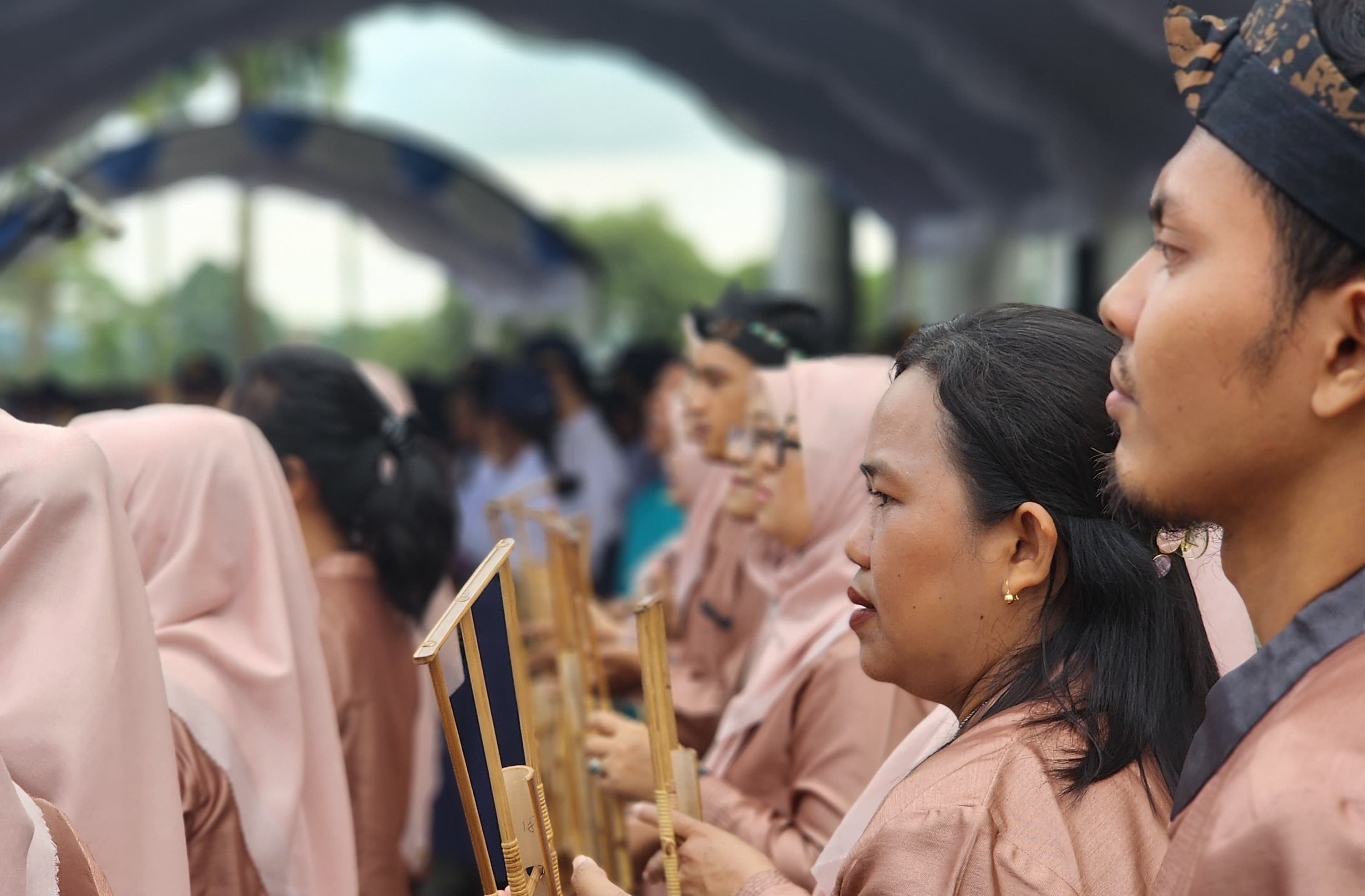 Angklung "RUNGKAD" Guru SD 011 BS Hebohkan Hardiknas Bontang, Bunda Neni Turut Bergoyang