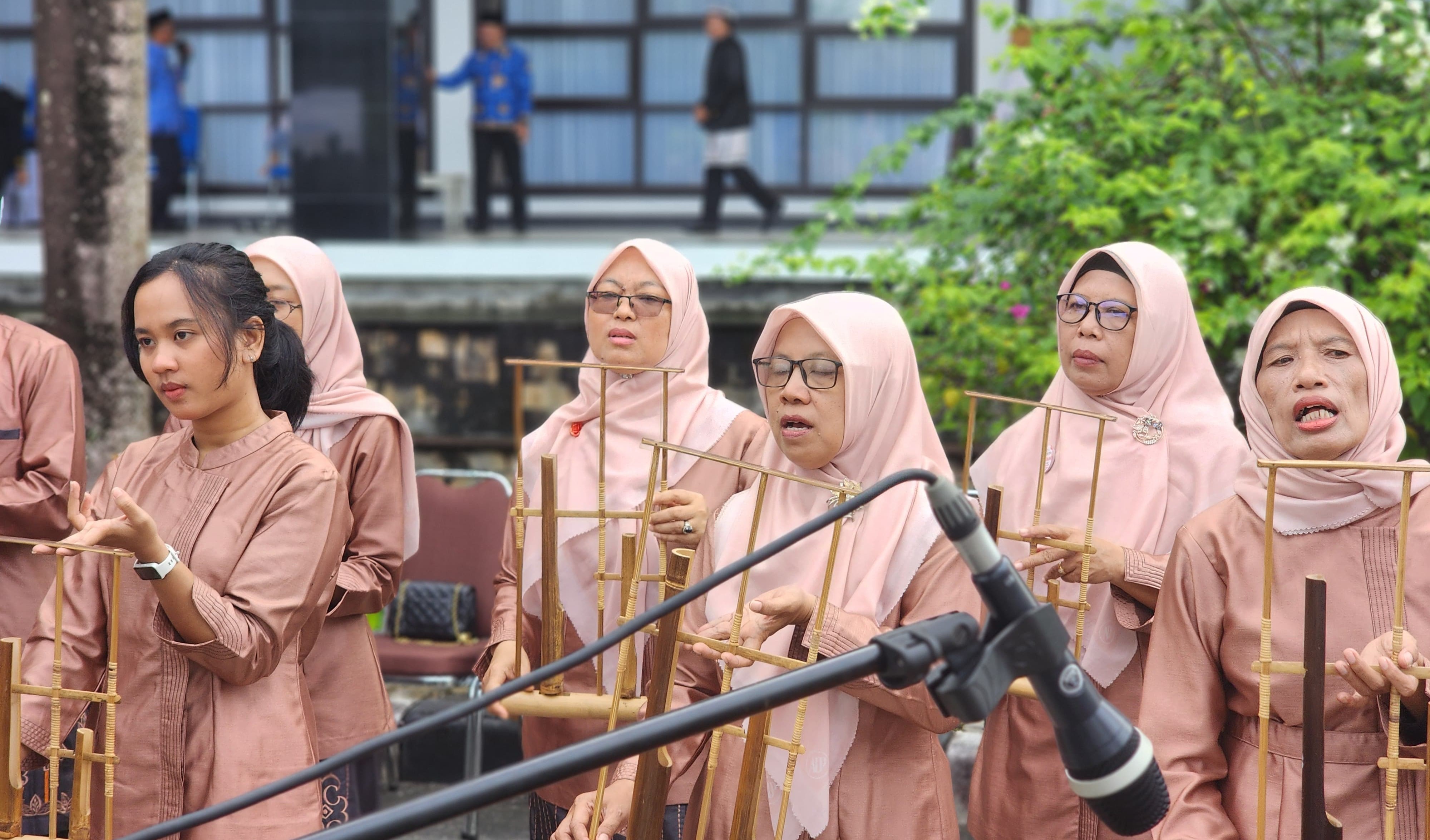 Angklung "RUNGKAD" Guru SD 011 BS Hebohkan Hardiknas Bontang, Bunda Neni Turut Bergoyang