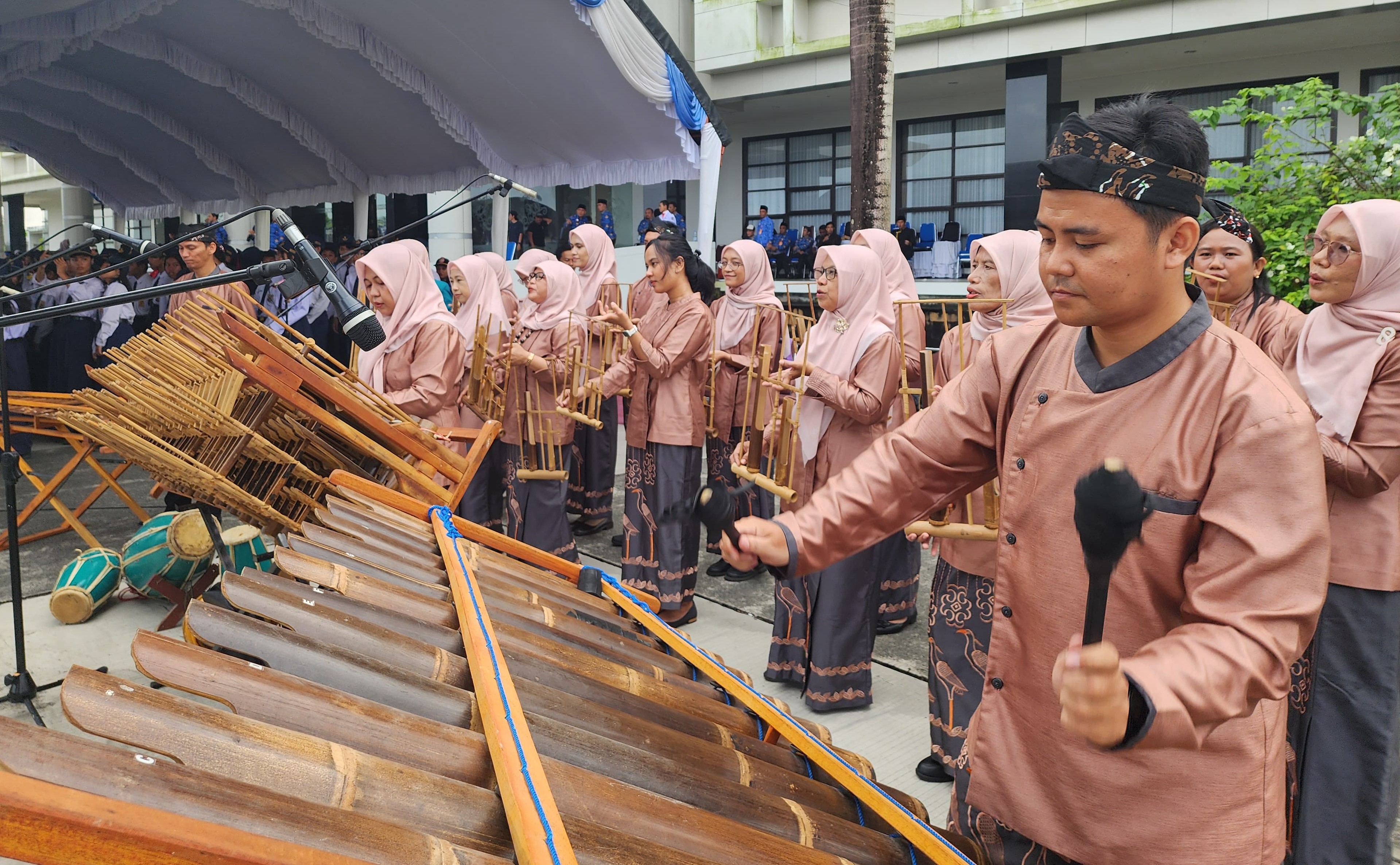 Angklung "RUNGKAD" Guru SD 011 BS Hebohkan Hardiknas Bontang, Bunda Neni Turut Bergoyang