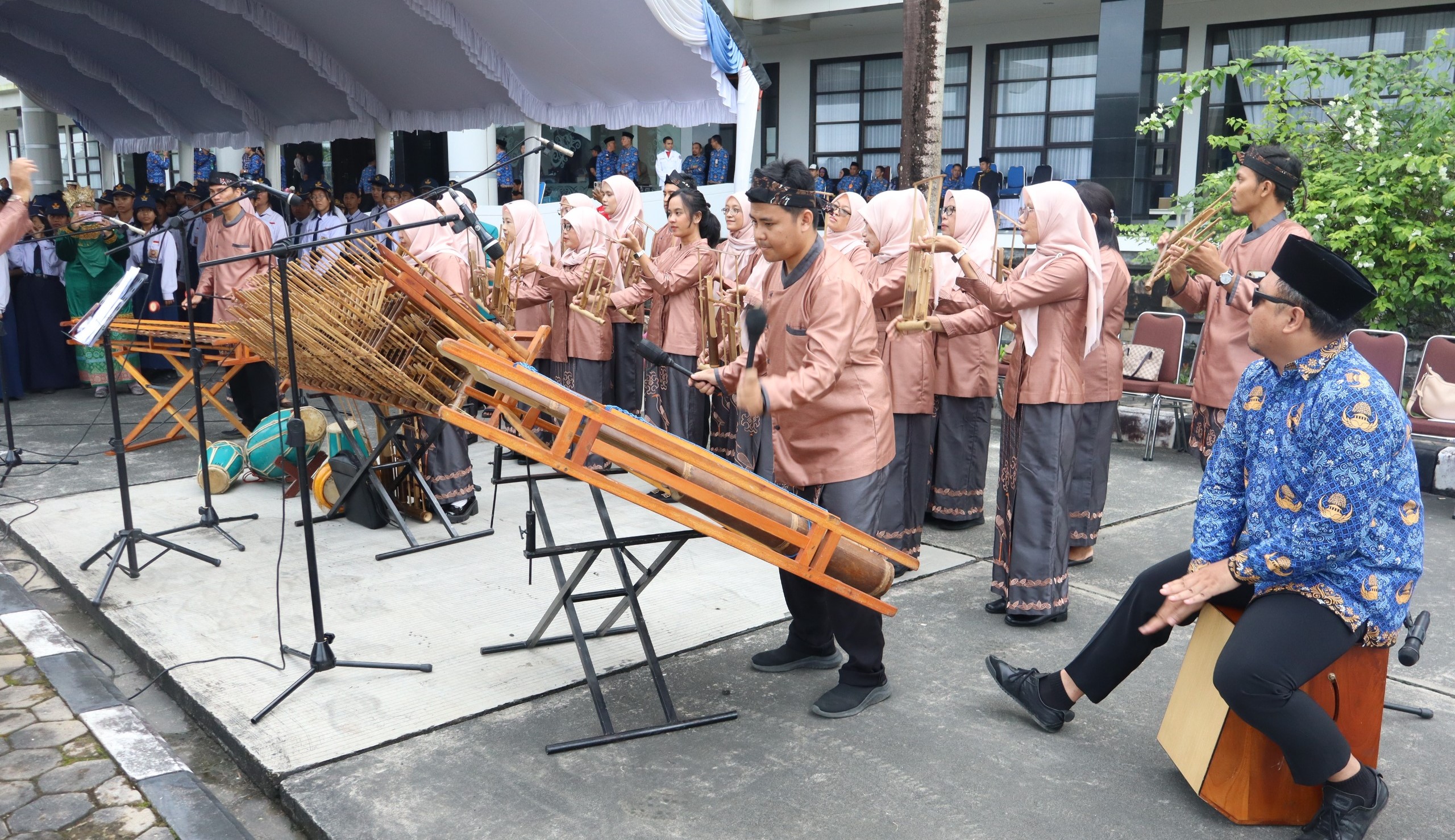 Angklung "RUNGKAD" Guru SD 011 BS Hebohkan Hardiknas Bontang, Bunda Neni Turut Bergoyang