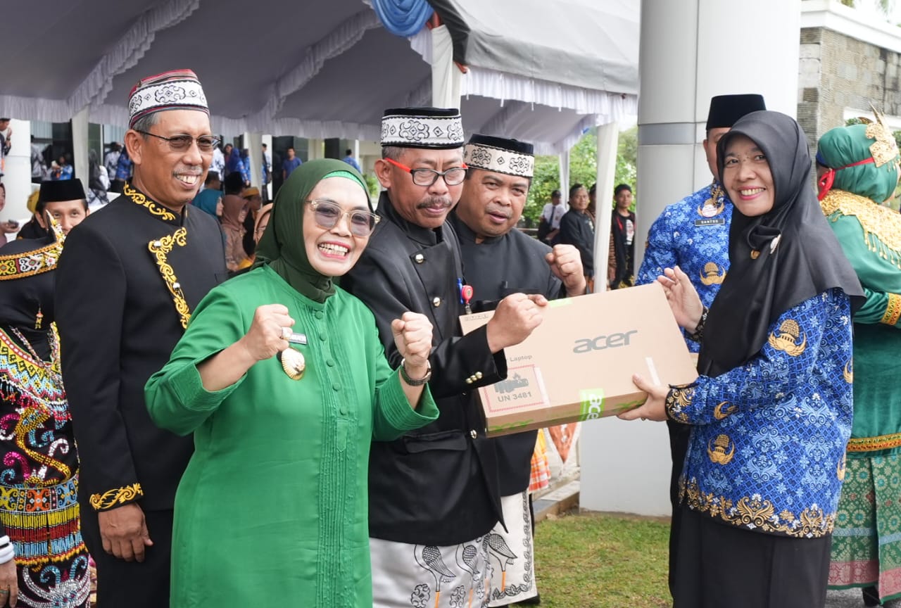 KADO SPESIAL HARDIKNAS! Wali Kota Serahkan Ratusan Laptop untuk Guru Negeri, Siapkan Era Digital Pendidikan.