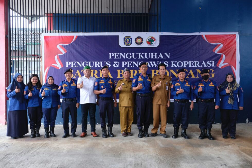 Asisten II Pemkot Bontang Kukuhkan Pengurus dan Pengawas Koperasi Satria Biru Disdamkartan