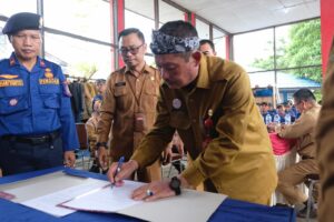 Asisten II Pemkot Bontang Kukuhkan Pengurus dan Pengawas Koperasi Satria Biru Disdamkartan