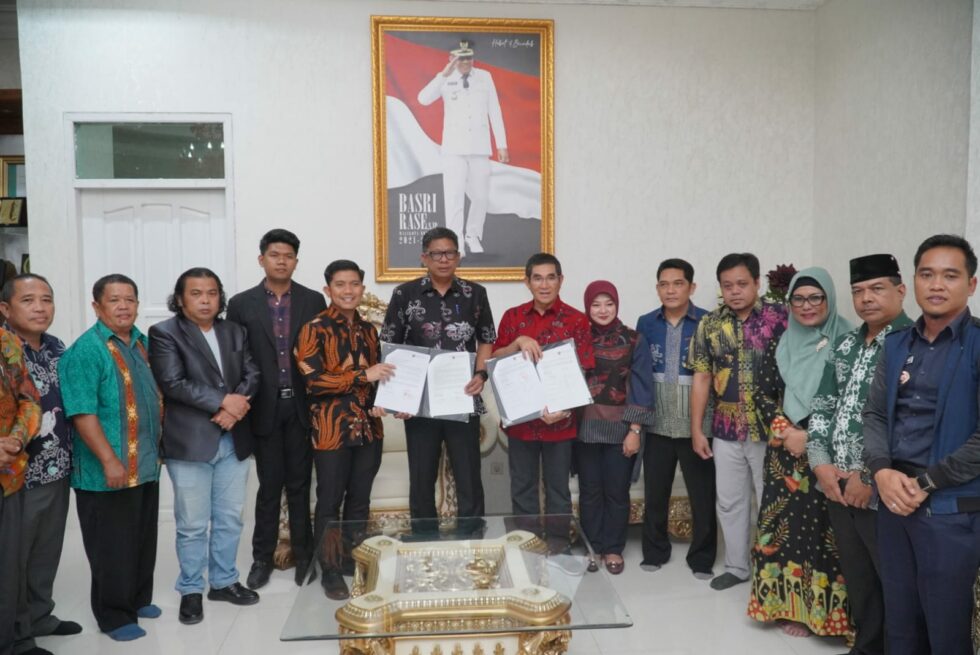 Wali Kota Bontang Lakukan Pendantanganan Surat Kuasa Judicial Review Batas Wilayah Kota Bontang Dengan Kabupaten Kutai Timur