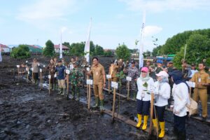 Gerakan Penanaman Mangrove di Pesisir Bontang Pada HUT ke-65 Kodam VI/Mulawarman