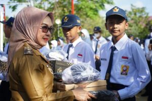 Jadi Sekolah Penggerak, Wali Kota Bontang Basri Rase Berikan Bantuan Pendidikan Secara Simbolis Pada Pelajar SMPN 1 Bontang