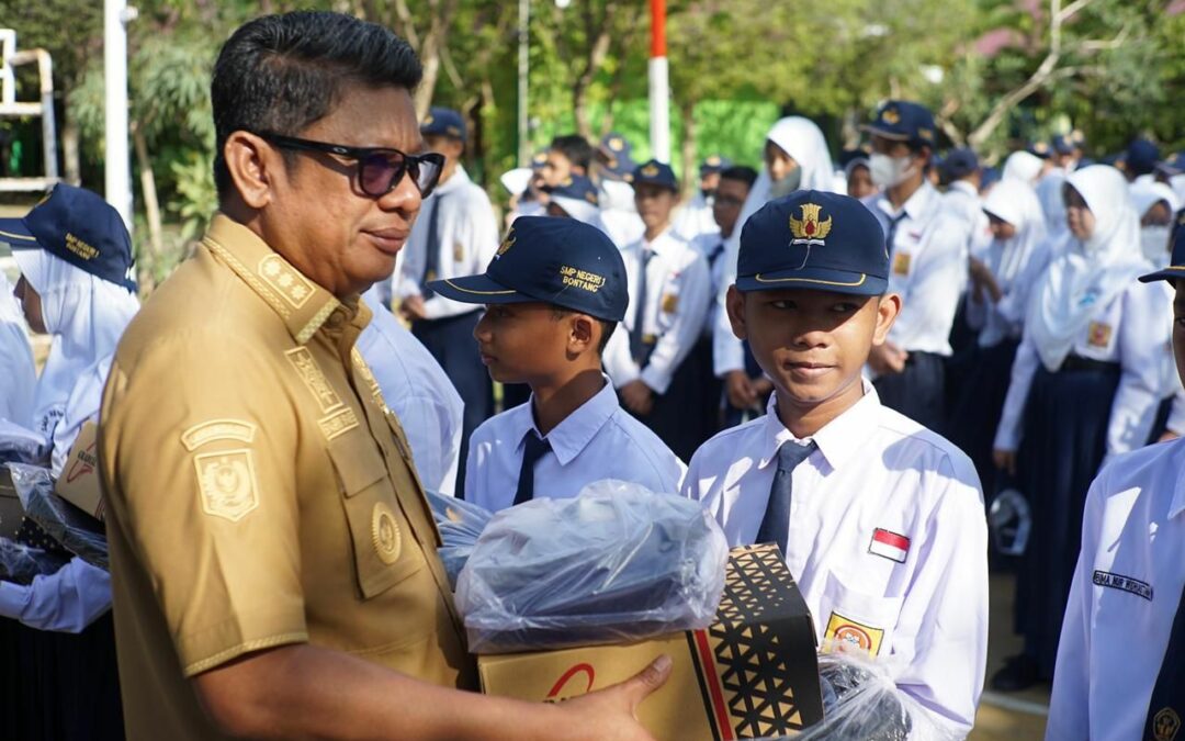 Jadi Sekolah Penggerak, Wali Kota Bontang Basri Rase Berikan Bantuan Pendidikan Secara Simbolis Pada Pelajar SMPN 1 Bontang