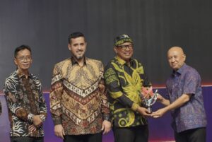 Wali Kota Bontang Terima Penghargaan Merdeka Award