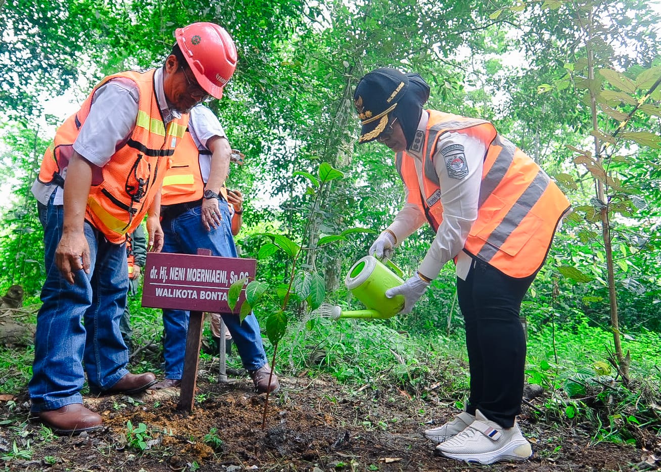 Tanam Pohon, Tanam Masa Depan: Komitmen Bontang dan Indominco untuk Lingkungan Hidup Berkelanjutan