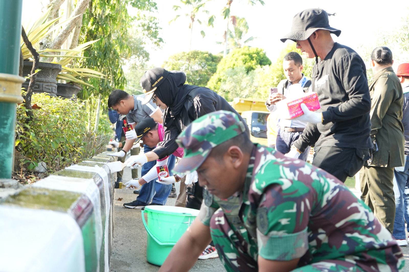 Komitmen Tata Kota Berkelanjutan, Wali Kota Bontang Pimpin Aksi Pengecatan Ulang Median Jalan