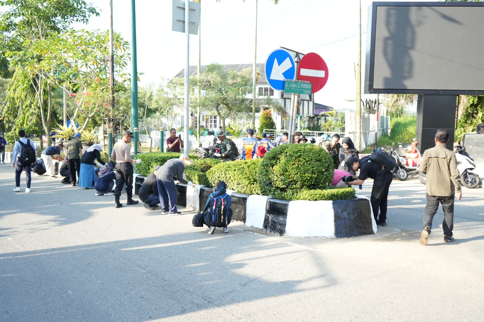 Komitmen Tata Kota Berkelanjutan, Wali Kota Bontang Pimpin Aksi Pengecatan Ulang Median Jalan