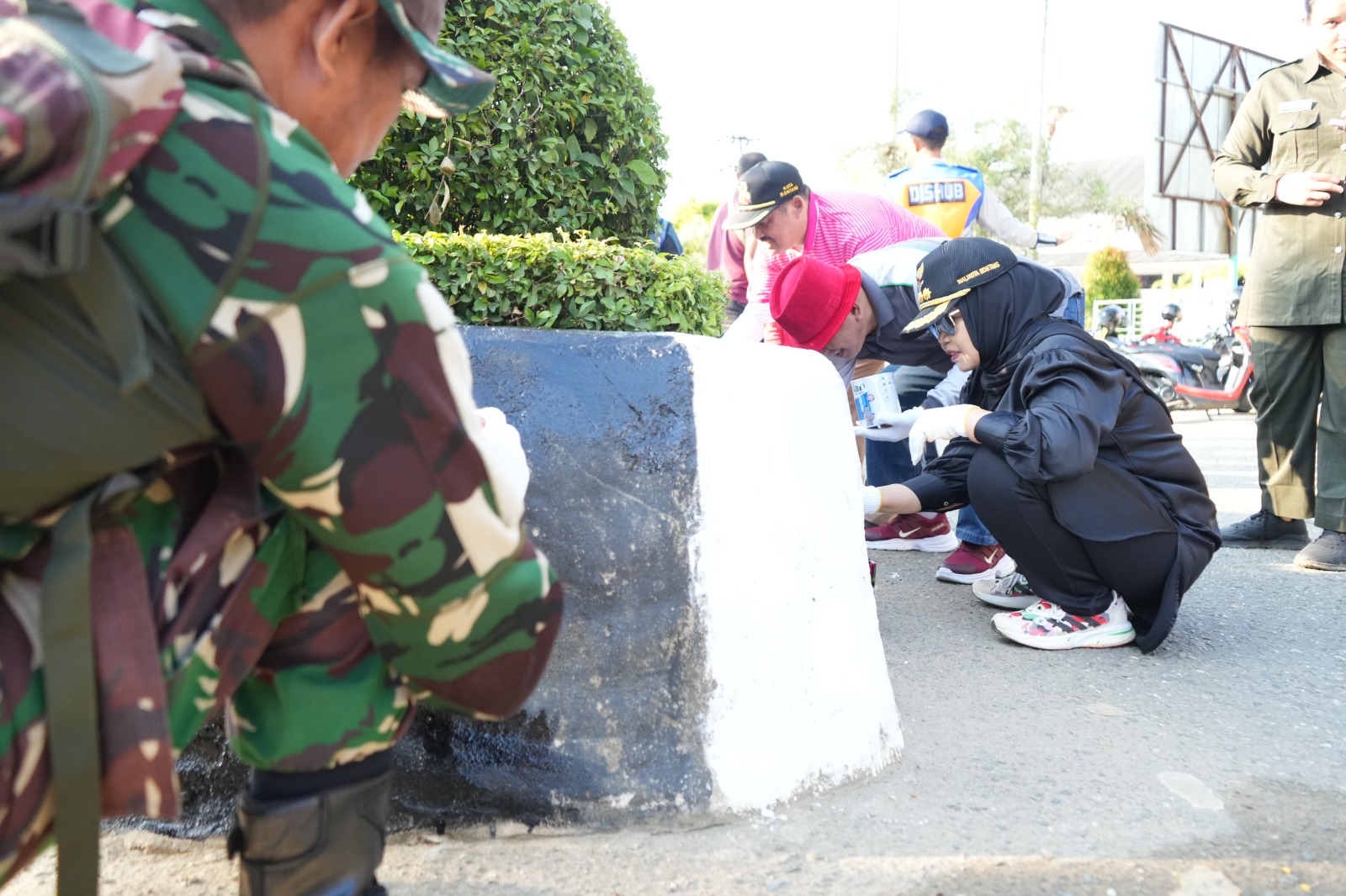 Komitmen Tata Kota Berkelanjutan, Wali Kota Bontang Pimpin Aksi Pengecatan Ulang Median Jalan