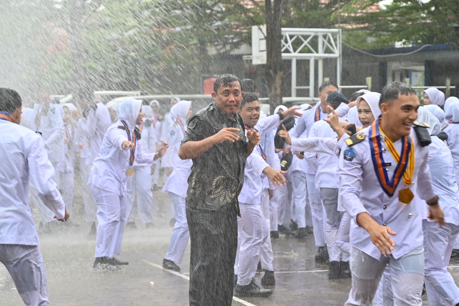 Belimbur Warnai Pelepasan 242 Siswa SMAKANDA, Staf Ahli Asdar: Dari Sekolah Menuju Dunia Kerja