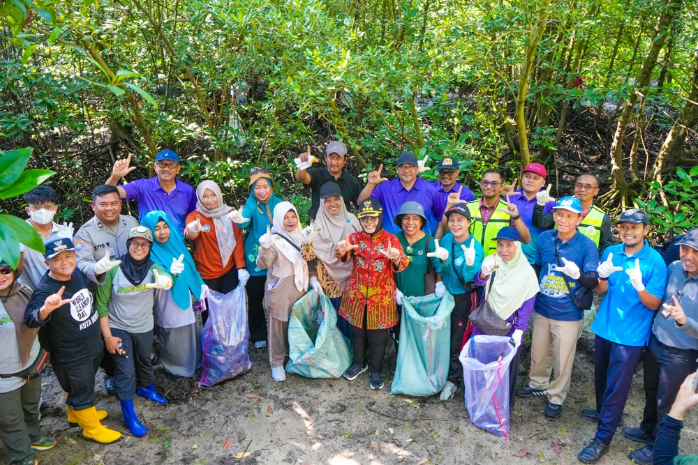 Pemkot Bontang Gelar Apel dan Aksi Bersih Mangrove Tandai Hari Lingkungan Hidup Sedunia, Wali Kota Tekankan Komitmen Kebersihan dari Diri Sendiri