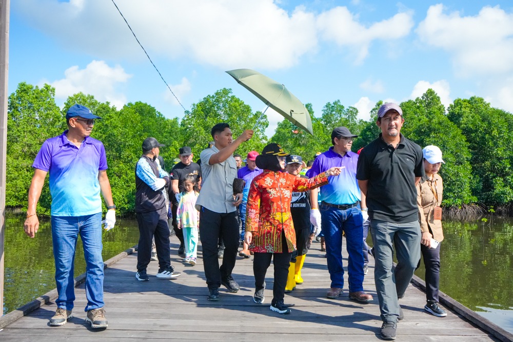 Pemkot Bontang Gelar Apel dan Aksi Bersih Mangrove Tandai Hari Lingkungan Hidup Sedunia, Wali Kota Tekankan Komitmen Kebersihan dari Diri Sendiri