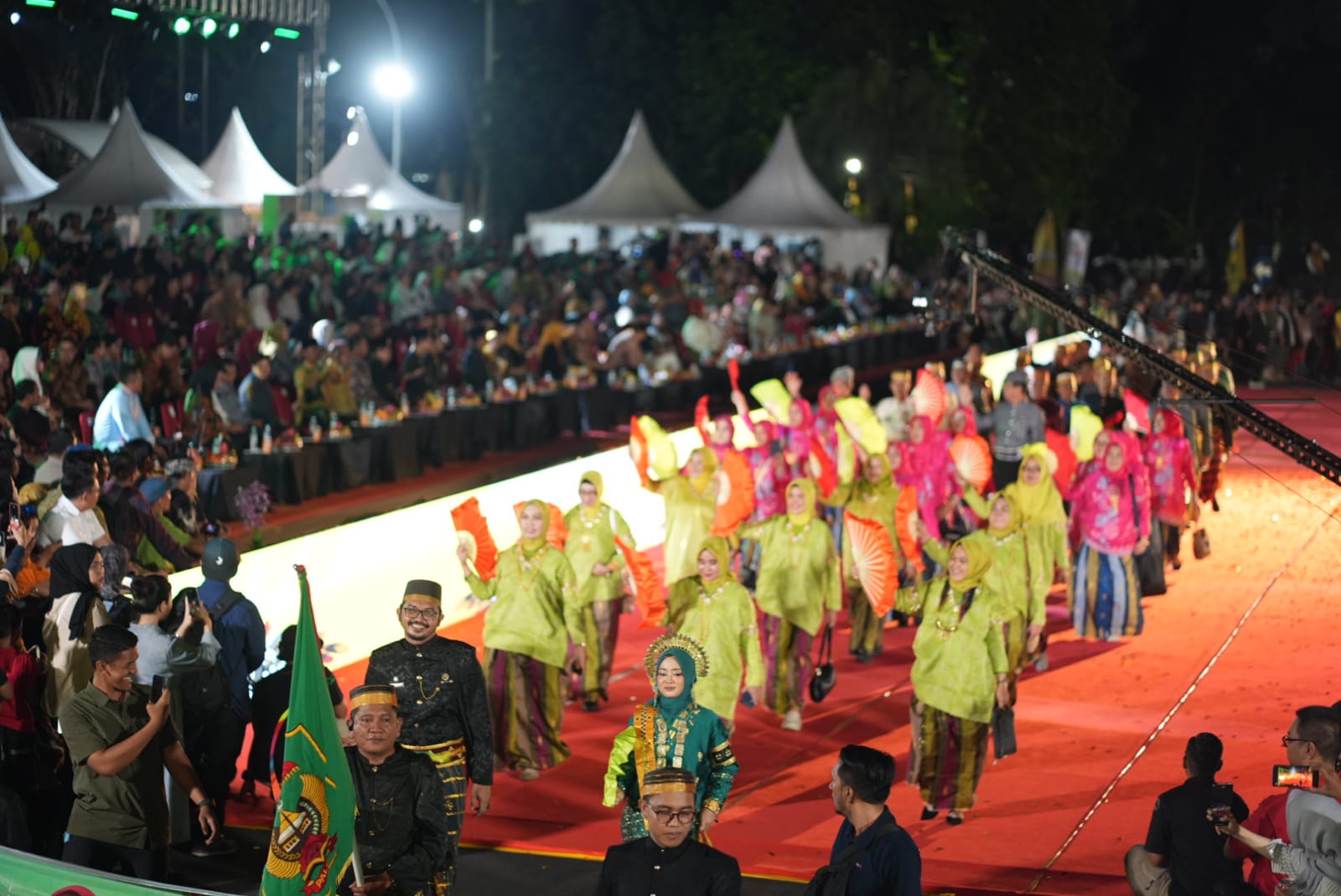 Virtue Fantasi Kota Bontang Warnai Karnaval Budaya Nusantara Rakernas APEKSI 17 di Balikpapan