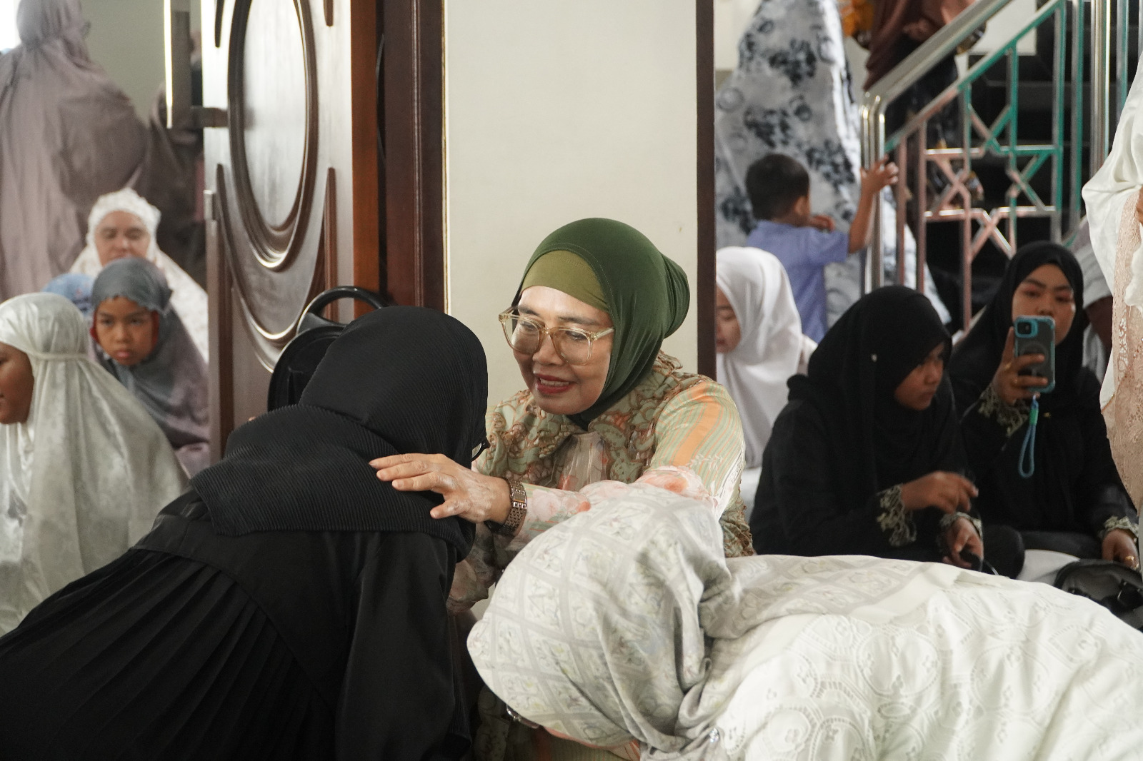 Sholat Ied di Masjid Terapung, Wali Kota Neni Ajak Teladani Kisah Nabi Ibrahim dan Sampaikan Capaian 100 Hari Kerja