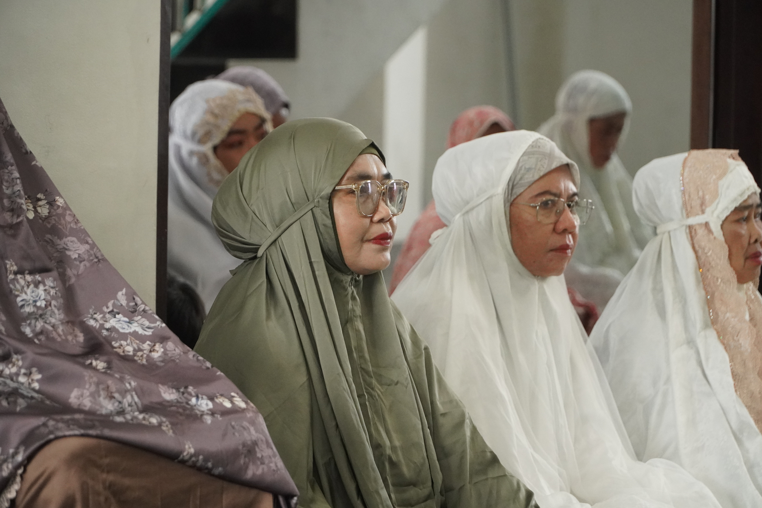 Sholat Ied di Masjid Terapung, Wali Kota Neni Ajak Teladani Kisah Nabi Ibrahim dan Sampaikan Capaian 100 Hari Kerja