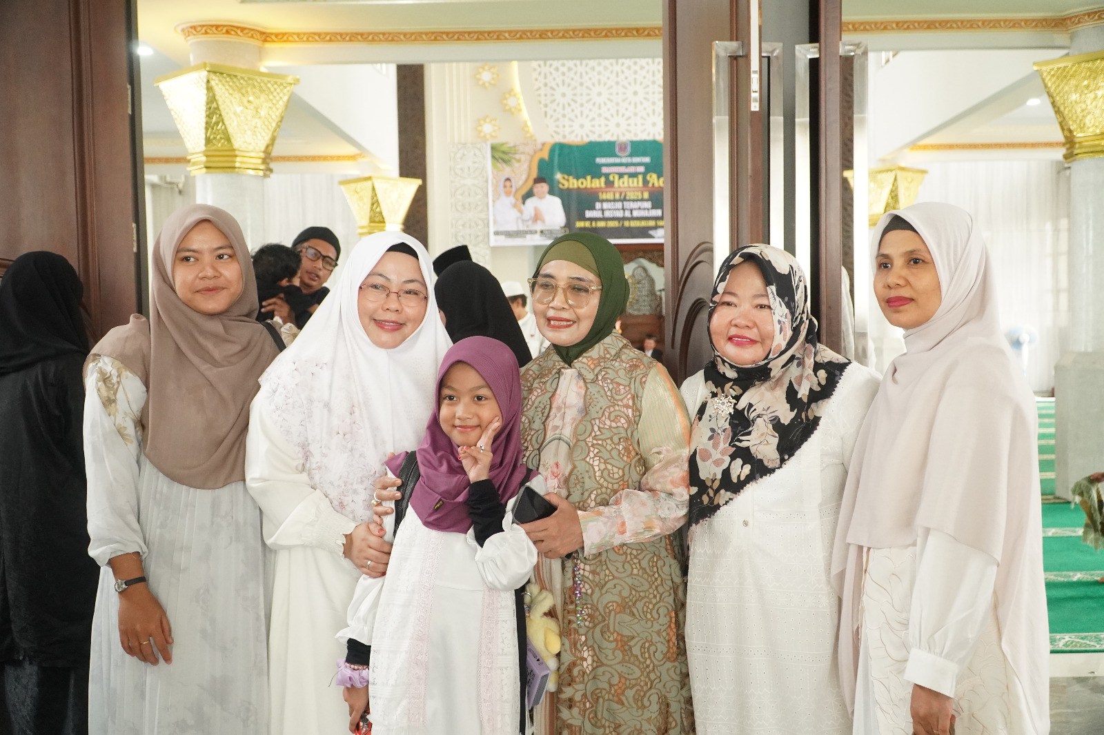 Sholat Ied di Masjid Terapung, Wali Kota Neni Ajak Teladani Kisah Nabi Ibrahim dan Sampaikan Capaian 100 Hari Kerja