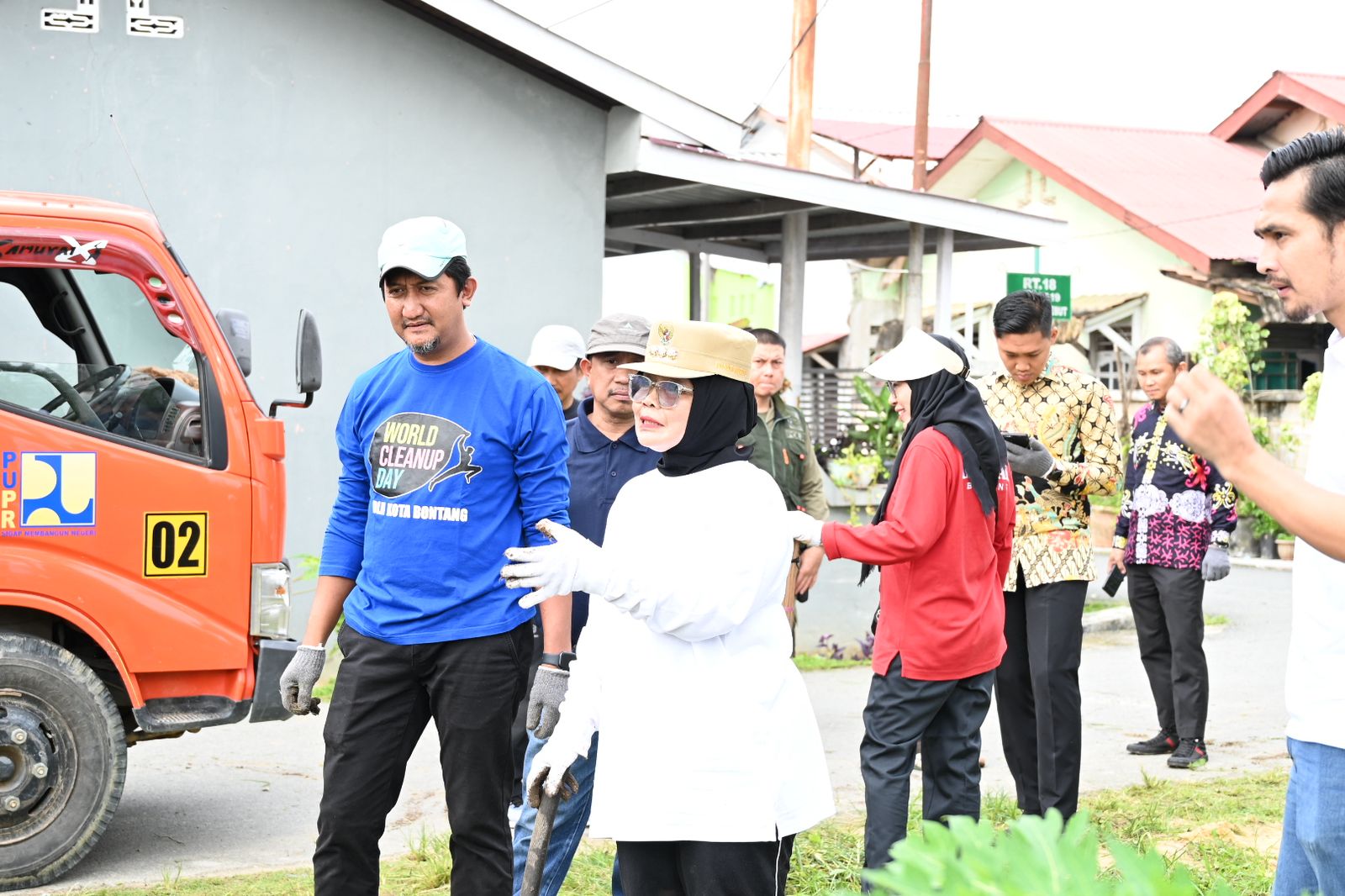Wali Kota Bontang Pimpin Kegiatan Jumat Bersih Perdana di BTN KCY Api-api