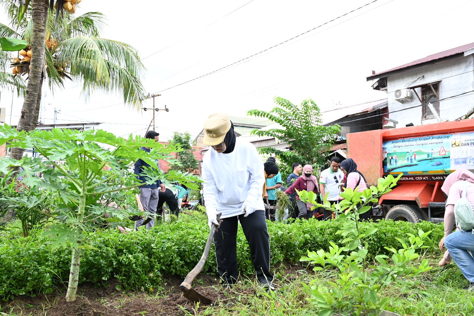 Wali Kota Bontang Pimpin Kegiatan Jumat Bersih Perdana di BTN KCY Api-api