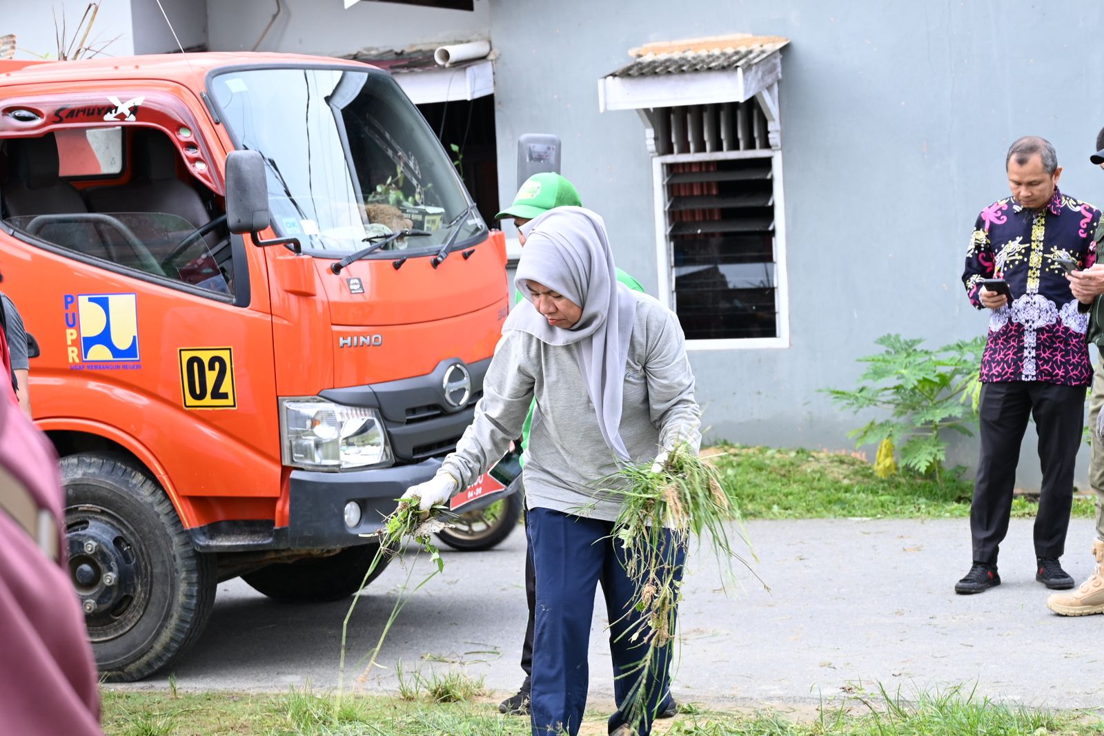 Wali Kota Bontang Pimpin Kegiatan Jumat Bersih Perdana di BTN KCY Api-api