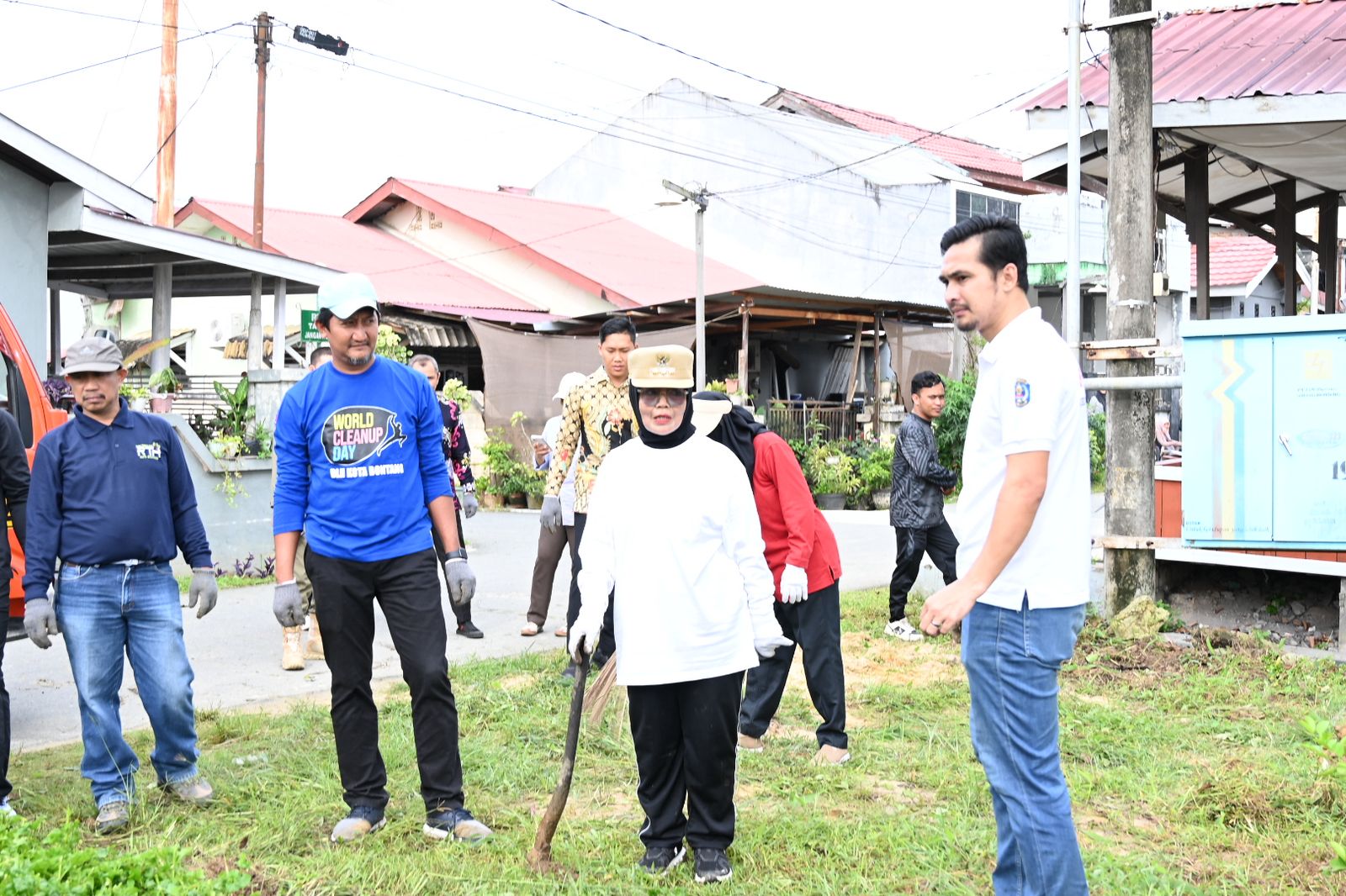Wali Kota Bontang Pimpin Kegiatan Jumat Bersih Perdana di BTN KCY Api-api