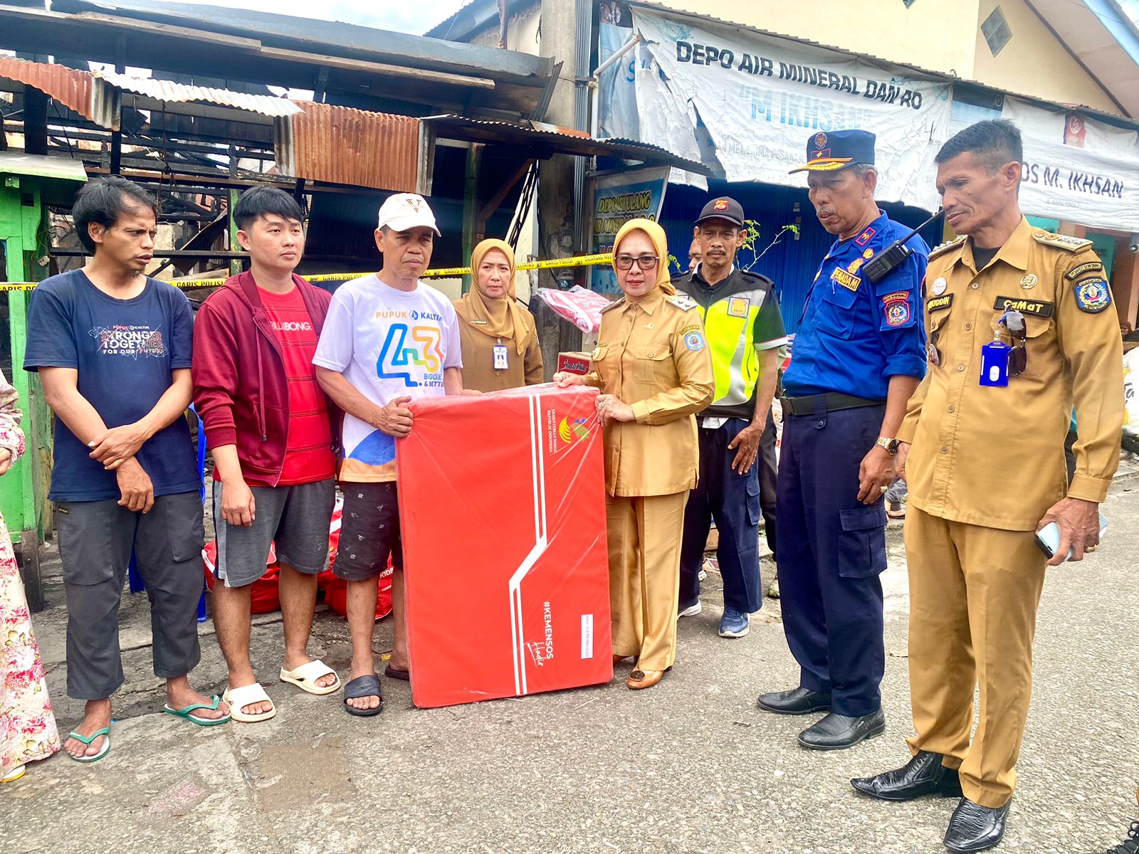 Wawali Bontang Najirah Serahkan Bantuan Sosial untuk Korban Kebakaran di Loktuan