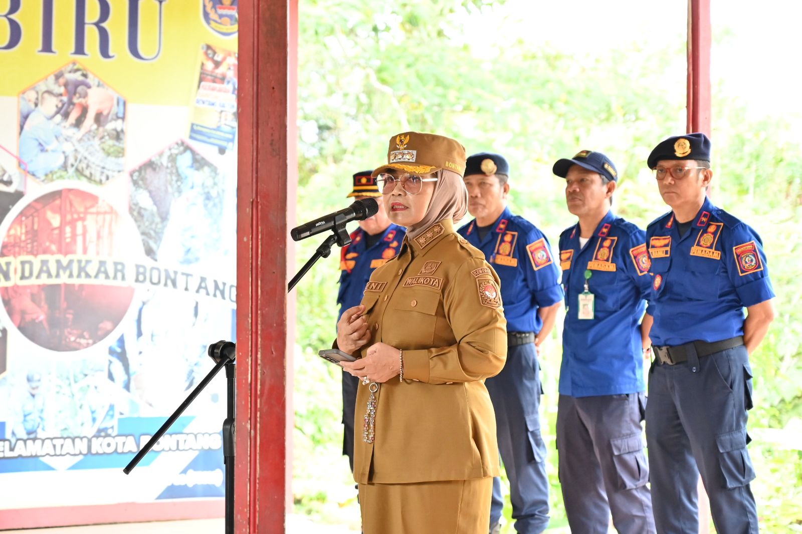 Wali Kota Bontang Hj. Neni Moerniaeni Pimpin Apel Pagi di Pos Damkartan Bontang Lestari, Senin (7/7) pagi.