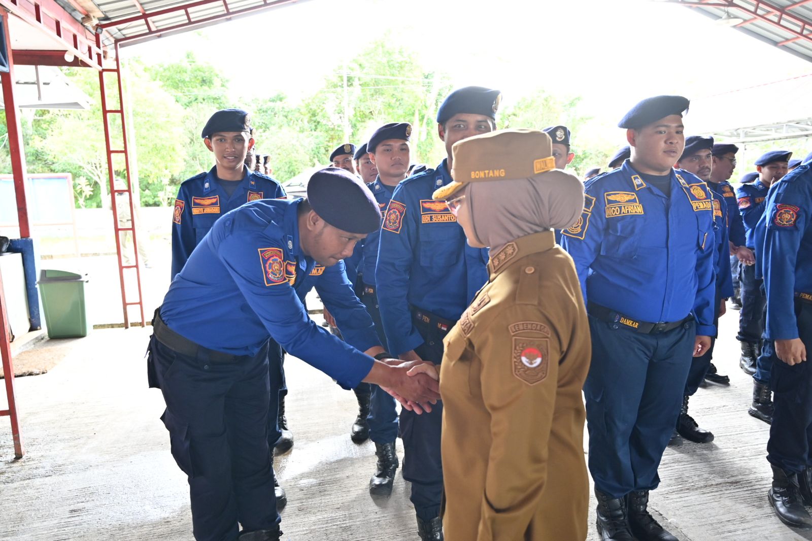 Wali Kota Bontang Hj. Neni Moerniaeni Pimpin Apel Pagi di Pos Damkartan Bontang Lestari, Senin (7/7) pagi.