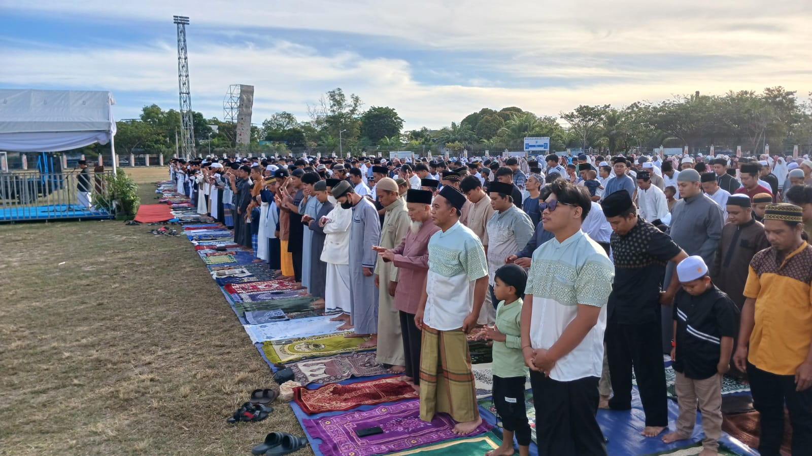 Aznem Wakili Walikota dalam Sholat Idul Fitri di Stadion Langlang: Ajak Umat Tingkatkan Persatuan dan Toleransi