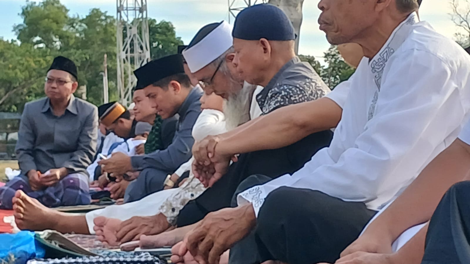 Aznem Wakili Walikota dalam Sholat Idul Fitri di Stadion Langlang: Ajak Umat Tingkatkan Persatuan dan Toleransi