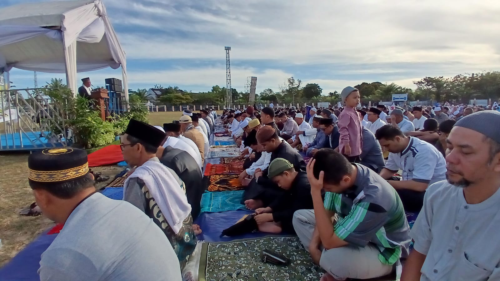 Aznem Wakili Walikota dalam Sholat Idul Fitri di Stadion Langlang: Ajak Umat Tingkatkan Persatuan dan Toleransi