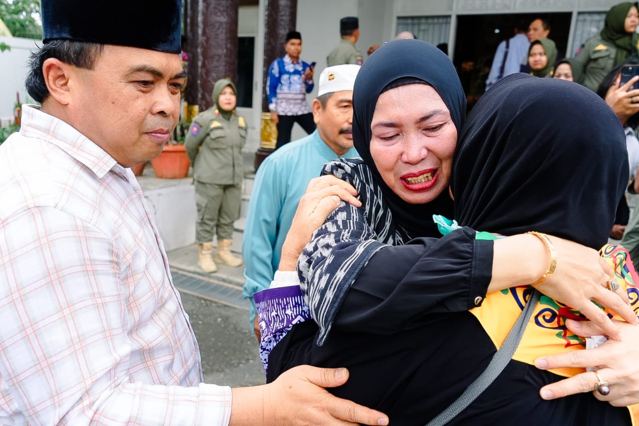 145 Jamaah Haji Kloter 16 Embarkasi Balikpapan Tiba di Bontang, Wali Kota Sambut Langsung