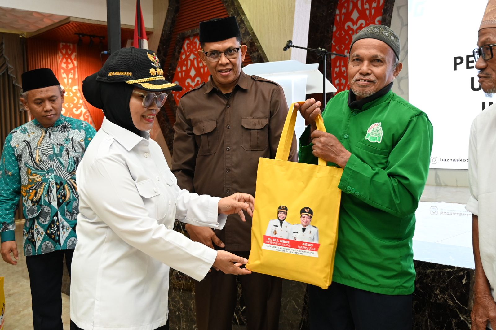 BAZNAS Serahkan 380 Paket Sembako Ramadhan, Wali Kota Ajak Marbot dan Imam Masjid Berperan Aktif dalam Pemberdayaan Umat