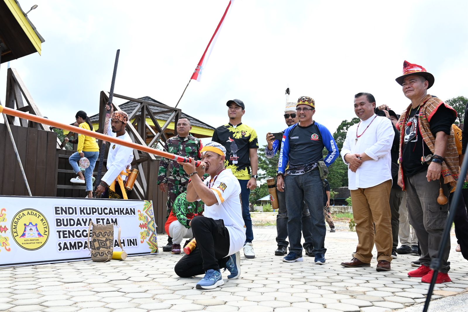 Sinergi Pelestari Sumpit Kaltim di Rumah Adat Guntung, Wawali Agus Haris Penyumpit Pertama