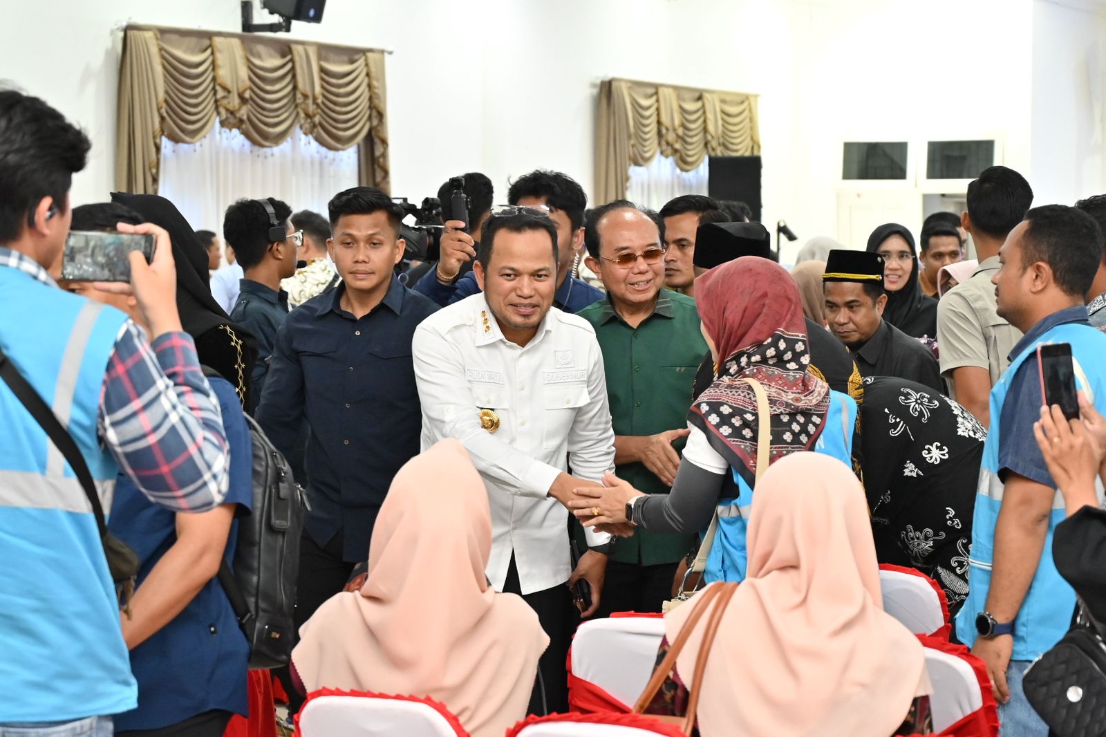 Gubernur Kaltim Rudi Mas'ud Kunjungi Bontang, Serahkan Program Bantuan Gaspol Gratispol