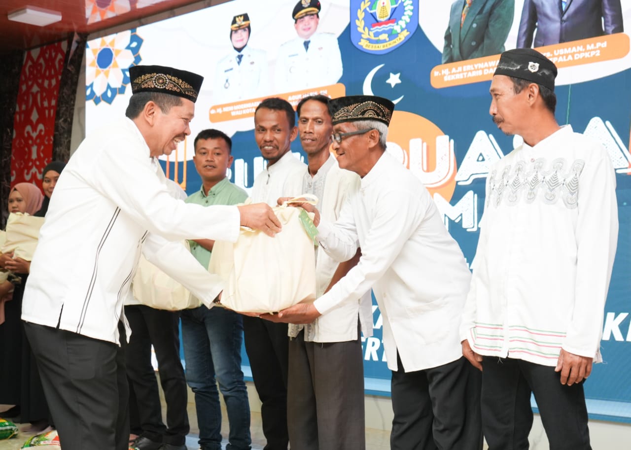 Gelar Bukber, Disperkimtan Serahkan Bantuan 135 Paket Sembako untuk "Pasukan Hijau"