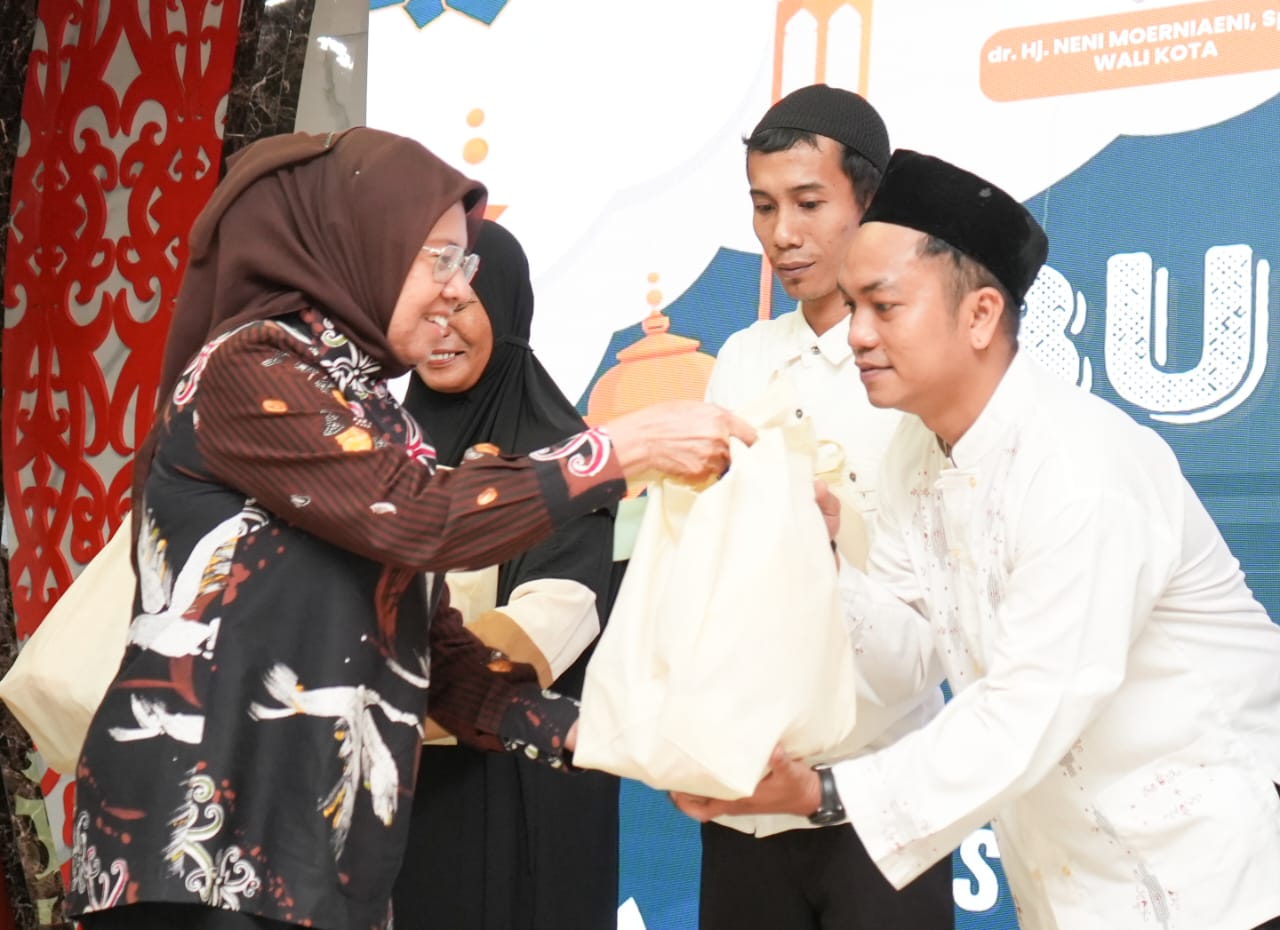 Gelar Bukber, Disperkimtan Serahkan Bantuan 135 Paket Sembako untuk "Pasukan Hijau"